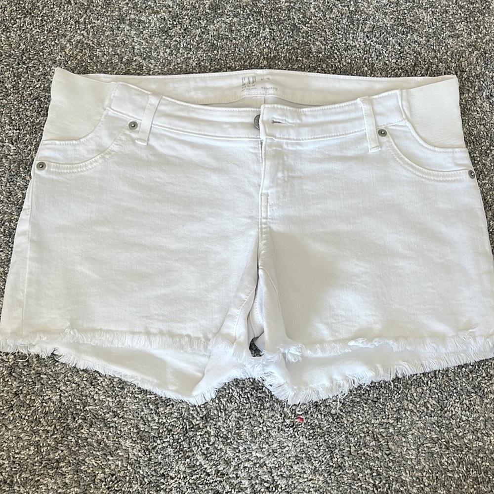 White gap maternity shorts